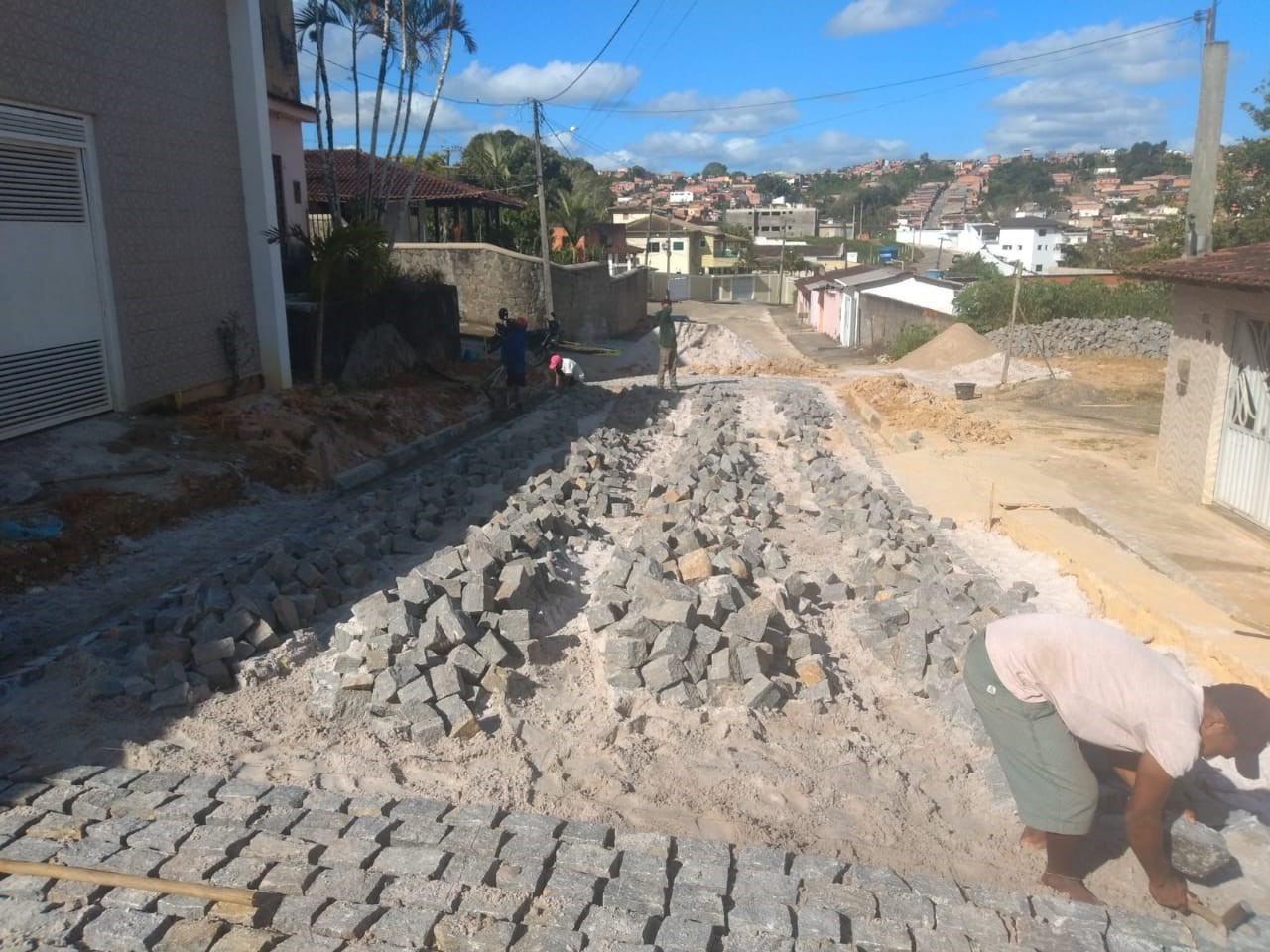 Camacã: Rua Ibicaraí no Bairro Nova Ipanema recebe calçamento
